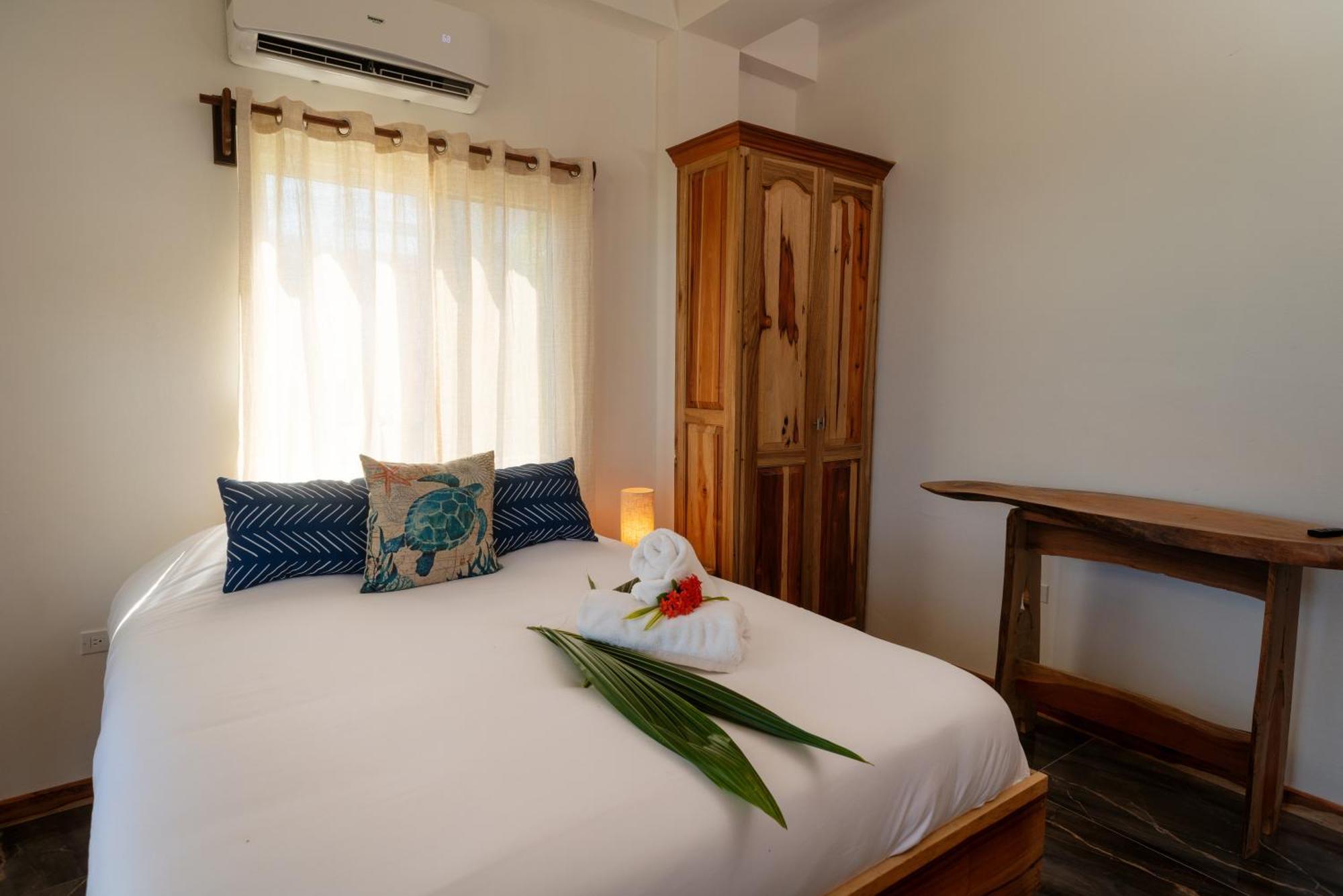 Sandy Feet Beach Resort Placencia Bagian luar foto